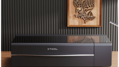 xTool P2S 55W CO2 lazer kesici ile eğitim ortamında ahşap ve akrilik projeler üretilmesi